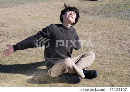一個人在草坪上伸展 85125107