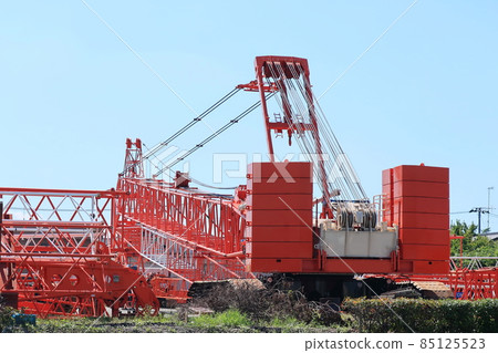 The back of a large crawler crane stored in a warehouse 85125523