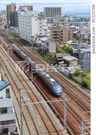 在神戶市垂海站附近奔跑的超級白人 在神戶市垂海站附近奔跑的超級白人 85125700