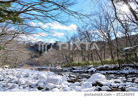 Kinomata Garden and Kinomata River with snow in winter 85126093
