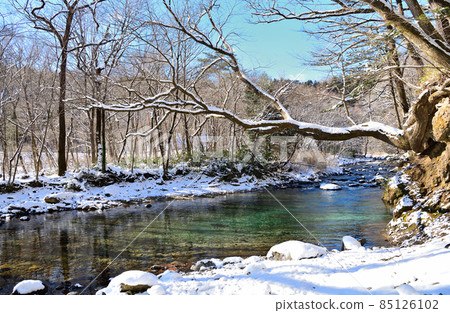 Kinomata Garden and Kinomata River with snow in winter 85126102