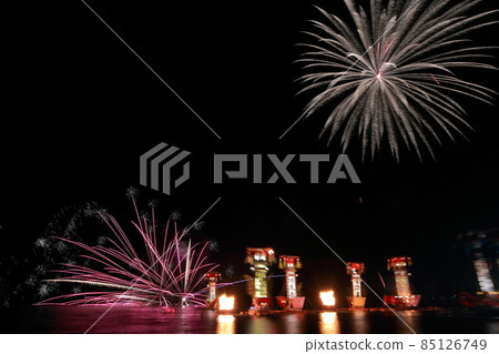 Chirico dances against the backdrop of fireworks on the sea (Horyu Tanabata Chirico Festival, Noto Peninsula, Suzu City, Ishikawa Prefecture) Chirico dances against the backdrop of fireworks on the sea (Horyu Tanabata Chirico Festival, Noto Peninsula, Suzu City, Ishikawa Prefecture) 85126749