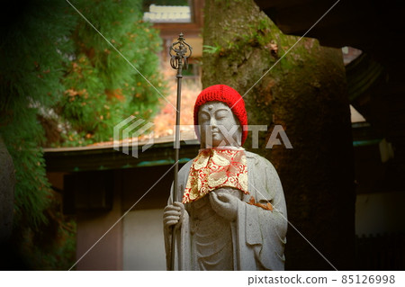 Jizo wearing a red hat 85126998