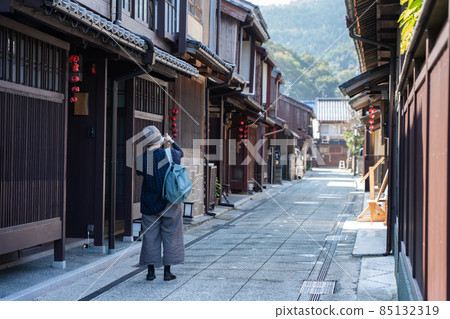 A woman sightseeing in the streets of Sancho-cho, Obama City, Fukui Prefecture (October) 85132319