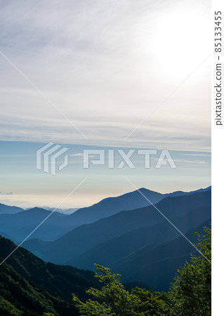 【439國道】崎嶇不平的道路上看到的山脈和朝陽 【439國道】崎嶇不平的道路上看到的山脈和朝陽 85133455