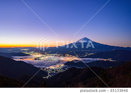 從神道山口、富士山和黎明時分的城市景觀的壯麗景色 從神道山口、富士山和黎明時分的城市景觀的壯麗景色 85133648