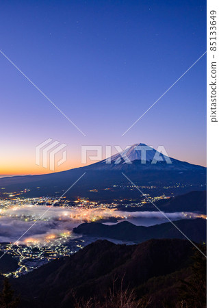 從神道山口、富士山和黎明時分的城市景觀的壯麗景色 從神道山口、富士山和黎明時分的城市景觀的壯麗景色 85133649