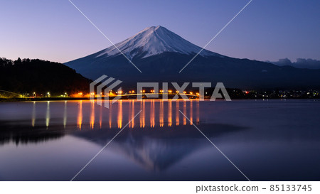 清晨從河口湖岸邊眺望富士山倒映的壯麗景色 清晨從河口湖岸邊眺望富士山倒映的壯麗景色 85133745