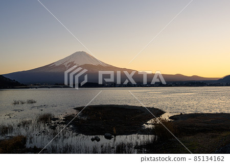紅富士和河口湖黃昏的絕妙景色 紅富士和河口湖黃昏的絕妙景色 85134162