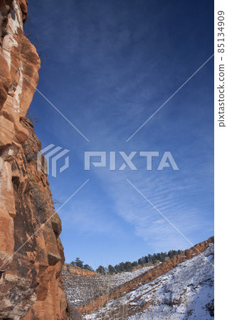 red sandstone cliff and blue sky 85134909