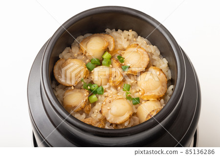 Scallop kamameshi (rice cooked with scallops) Scallop kamameshi (rice cooked with scallops) 85136286