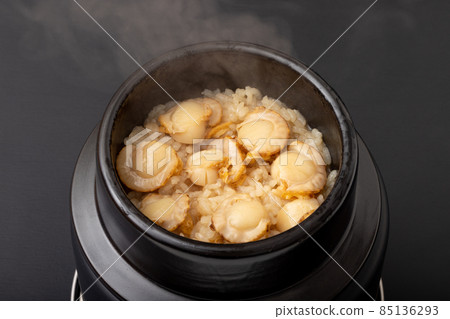 Scallop kamameshi (rice cooked with scallops) 85136293