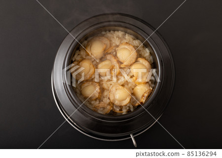 Scallop kamameshi (rice cooked with scallops) Scallop kamameshi (rice cooked with scallops) 85136294