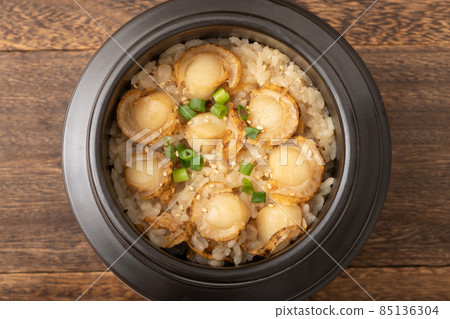Scallop kamameshi (rice cooked with scallops) Scallop kamameshi (rice cooked with scallops) 85136304