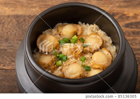 Scallop kamameshi (rice cooked with scallops) Scallop kamameshi (rice cooked with scallops) 85136305