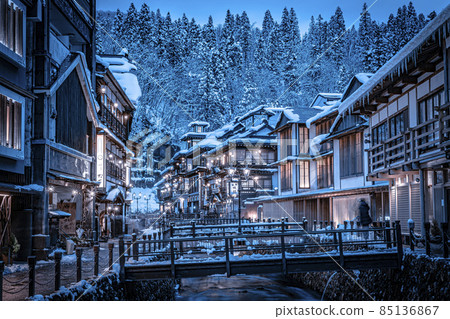 Scenery of Ginzan Onsen Obanazawa City, Yamagata Prefecture, on a winter night with snow 85136867