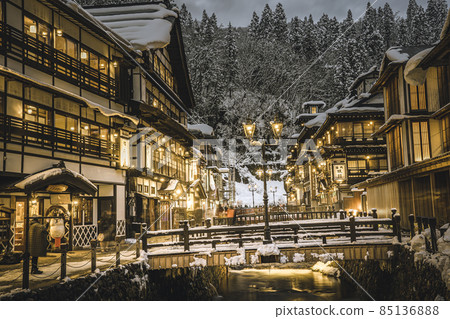 山形縣銀山溫泉尾花澤市的冬夜雪景 85136888