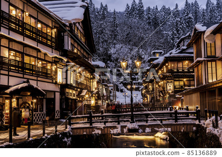 山形縣銀山溫泉尾花澤市的冬夜雪景 85136889