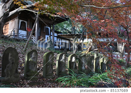 被石佛環繞的觀音堂，東京世田谷區上真寺 85137089