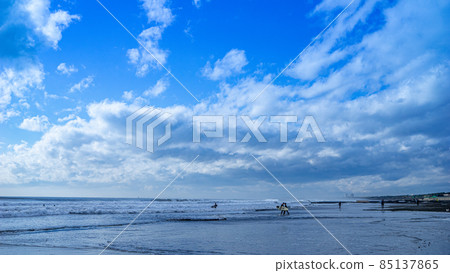 江之島海岸的衝浪者和波濤洶湧的白雲藍天 85137865