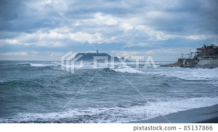 Surfers on the Enoshima coast and rough waves White clouds and blue sky 85137866