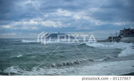Surfers on the Enoshima coast and rough waves White clouds and blue sky 85137867