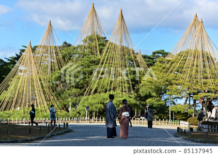 Kenrokuen Garden and tourists in early winter 85137945