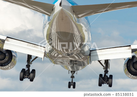 Airplane just before landing (Itami Airport) 85138031