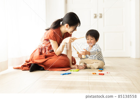 媽媽在家里和孩子們玩耍 85138558