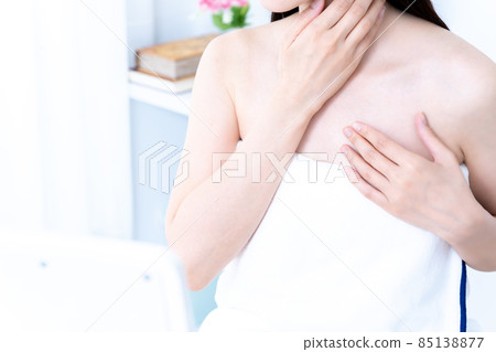 沐浴後護膚的女性【局部切開】 沐浴後護膚的女性【局部切開】 85138877