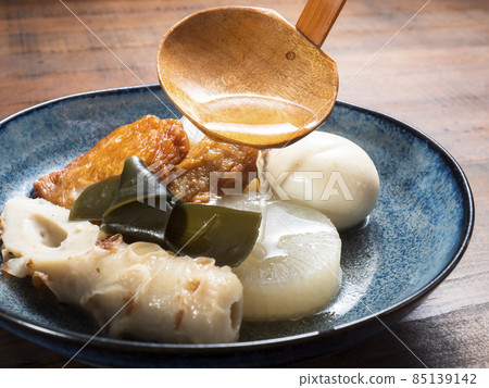 將湯汁灑在關東煮上 85139142