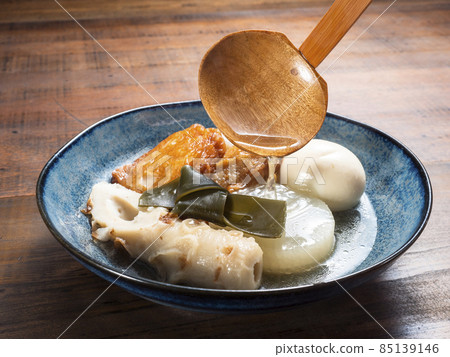 Sprinkle soup stock on oden Sprinkle soup stock on oden 85139146