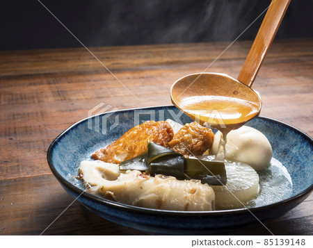 Sprinkle soup stock on oden 85139148