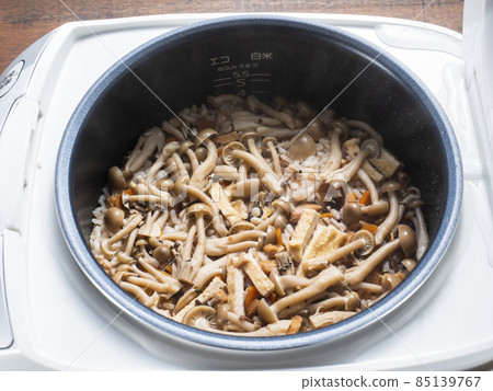 Rice cooked with mushrooms Rice cooker Rice cooked with mushrooms Rice cooker 85139767