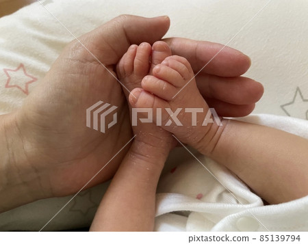 媽媽的手和寶寶的腳(出生後第 10 天) 媽媽的手和寶寶的腳(出生後第 10 天) 85139794