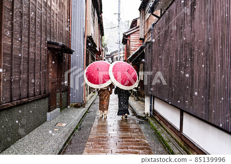 Tourists strolling around Higashi Chaya district in kimono 85139996