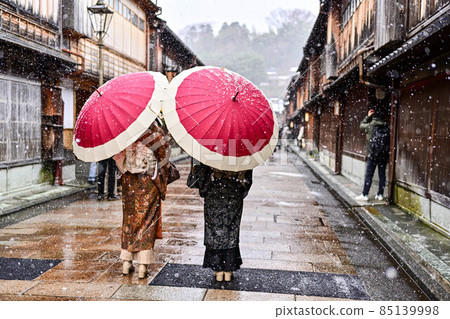 穿著和服在東茶屋區閒逛的遊客 85139998