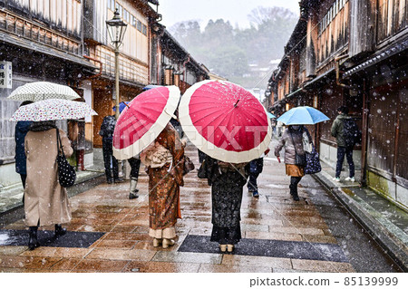 穿著和服在東茶屋區閒逛的遊客 85139999