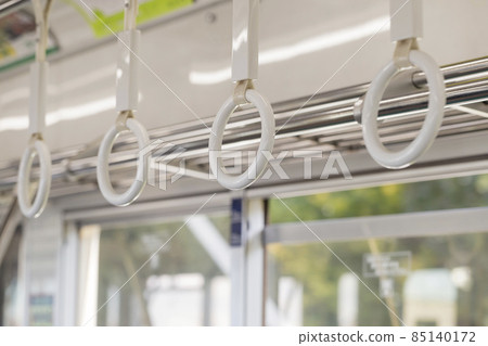 背帶，火車，火車內，公共交通，吊帶，通勤上學，吊手 85140172