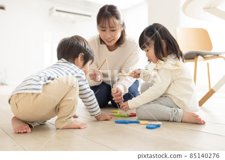 喜歡和孩子一起玩耍的溫柔媽媽 85140276