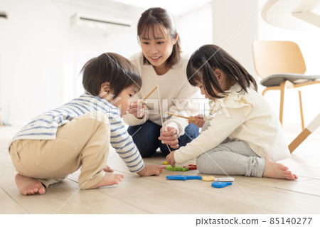 喜歡和孩子一起玩耍的溫柔媽媽 85140277