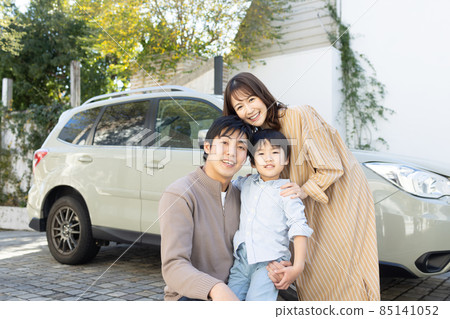 乘車外出的年輕家庭 85141052