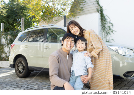 乘車外出的年輕家庭 85141054