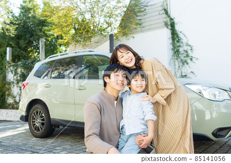 乘車外出的年輕家庭 85141056