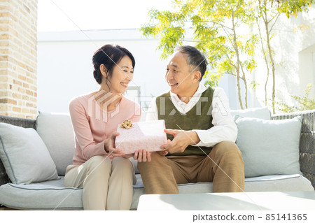 帶禮盒的高級夫婦 85141365