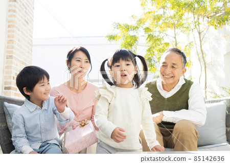 Senior couple with a gift box 85142636