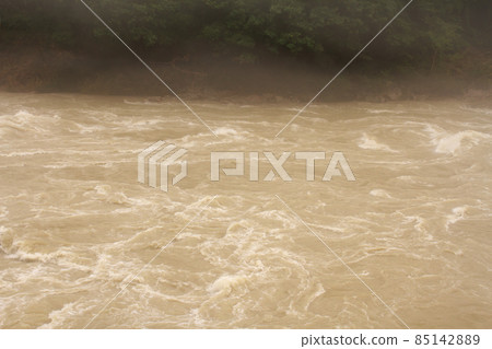 飛騨川的泥水流 85142889