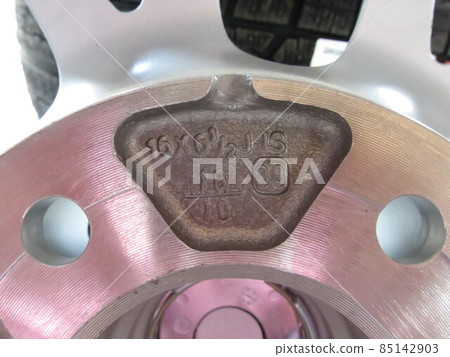 Wheel size notation engraved on the back of the aluminum wheel Wheel size notation engraved on the back of the aluminum wheel 85142903