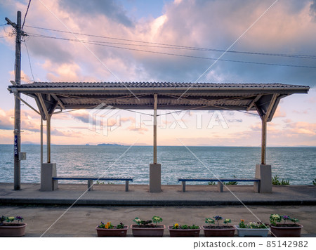 清晨的予贊線下灘站的景色 85142982