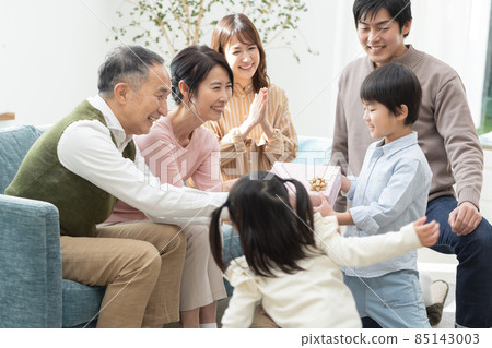 禮物和第三代家庭 85143003